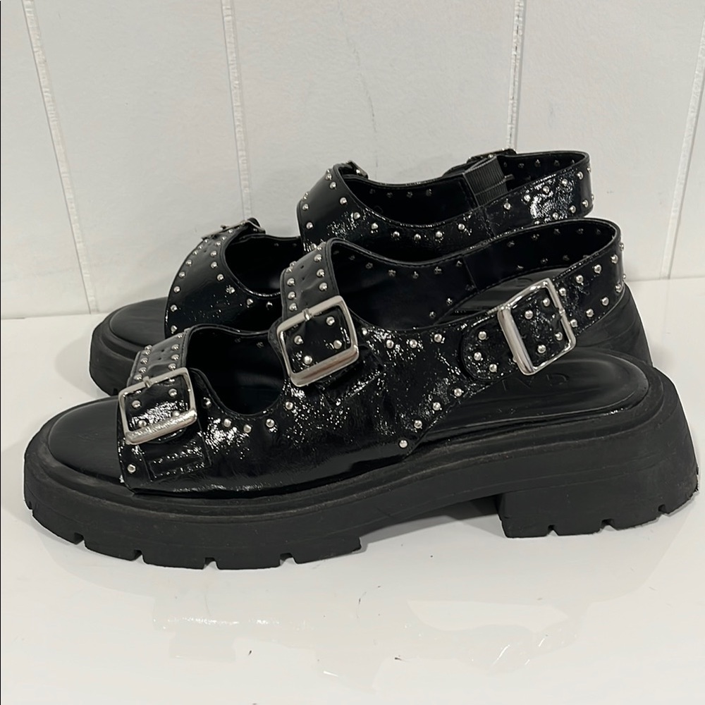Gaia sandal women’s Sz8 Black Chunky Platform lug sole Silver‎ studs Buckle